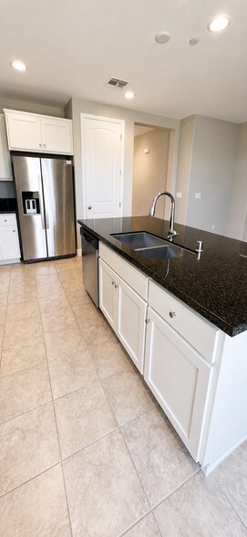 Building Photo - 2072 Parsons Dr