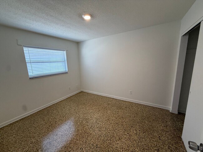 Building Photo - 609 N Stella Ave