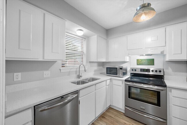 Building Photo - Luxury Townhome Living in the Prestigious Gated Community of Indian Creek – Available Now!