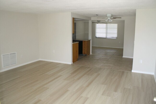 Building Photo - Beautifully updated 2 bedroom 2 bath