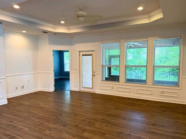Building Photo - 3/2 fenced in yard, landscaping included !