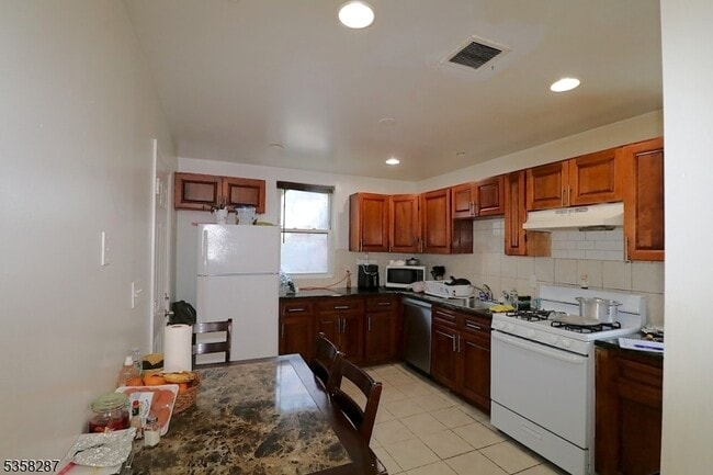 Building Photo - 524 Mulberry St