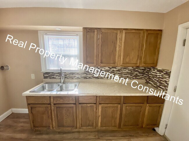 Building Photo - Charming 2-Bedroom Bungalow with Inviting ...