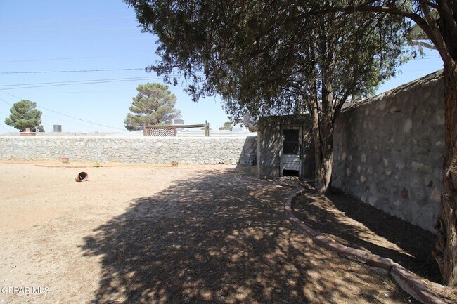 Building Photo - 317 Thunderbird Dr