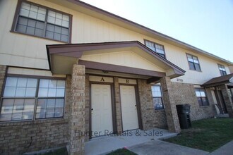 Building Photo - Two-Story Living!