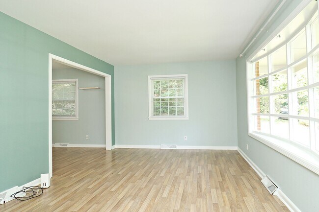 Building Photo - Convenient to Rt 29 & The Shops at Stonefield