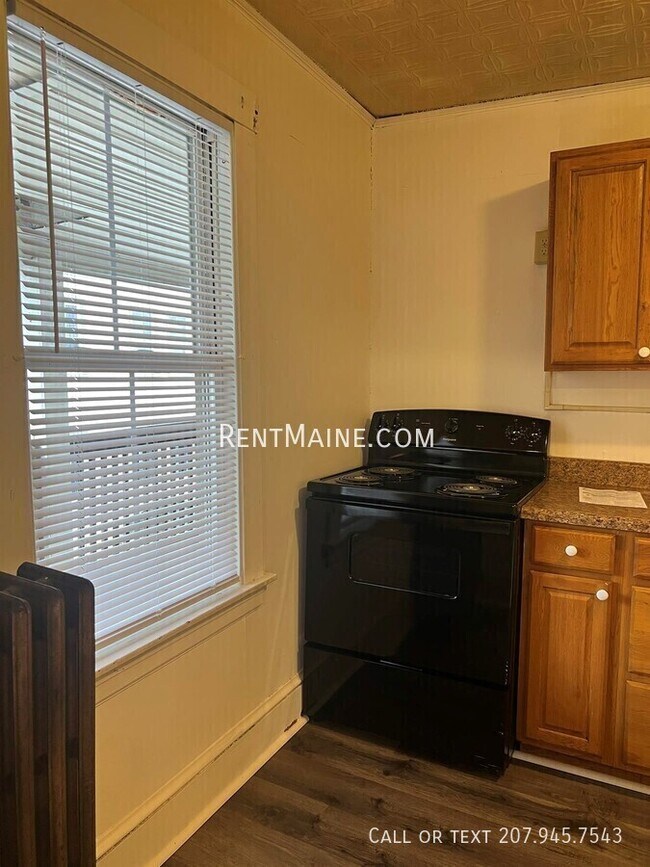 Building Photo - 591 Main St