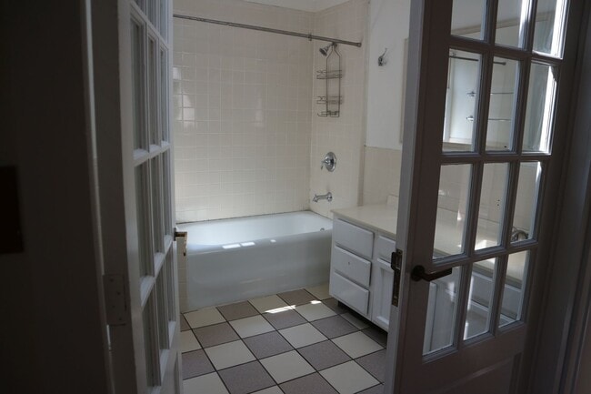 Building Photo - Large 3-bedroom house for rent in Wilmingt...