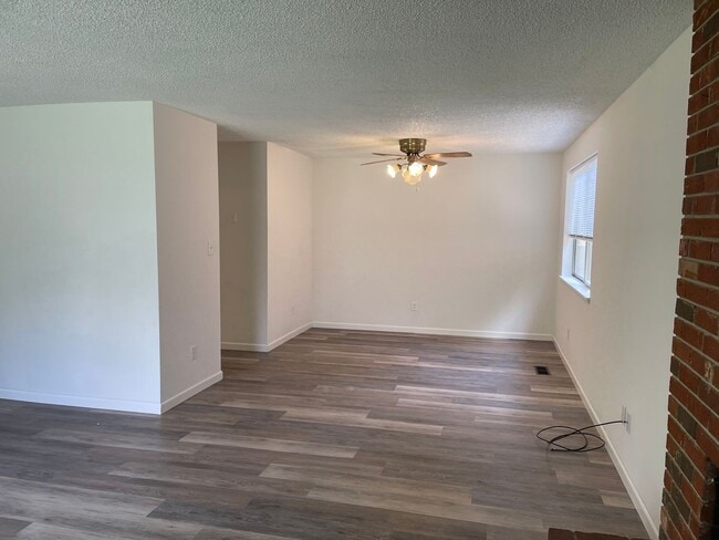 Building Photo - Very Nice 3 Bedroom 2 bath Home-Fully fenc...