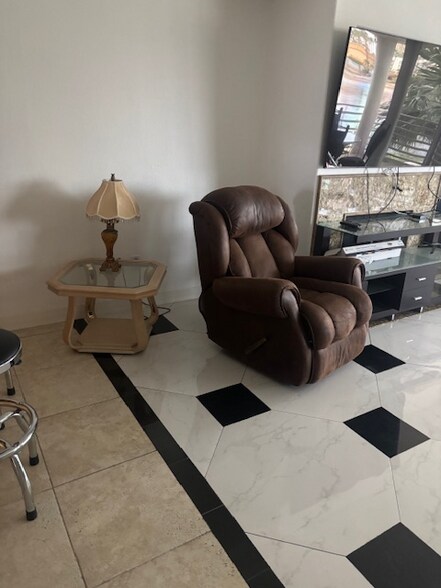 Building Photo - 211 Moser Ave