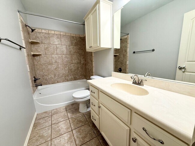 Building Photo - Great Family Home, Great Neighborhood