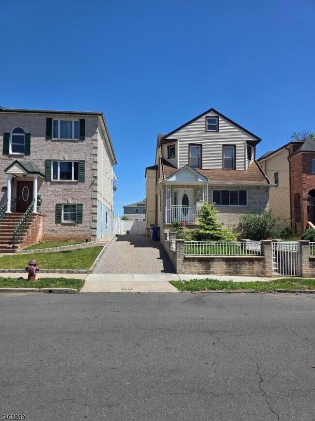 Building Photo - 929 Adams Ave