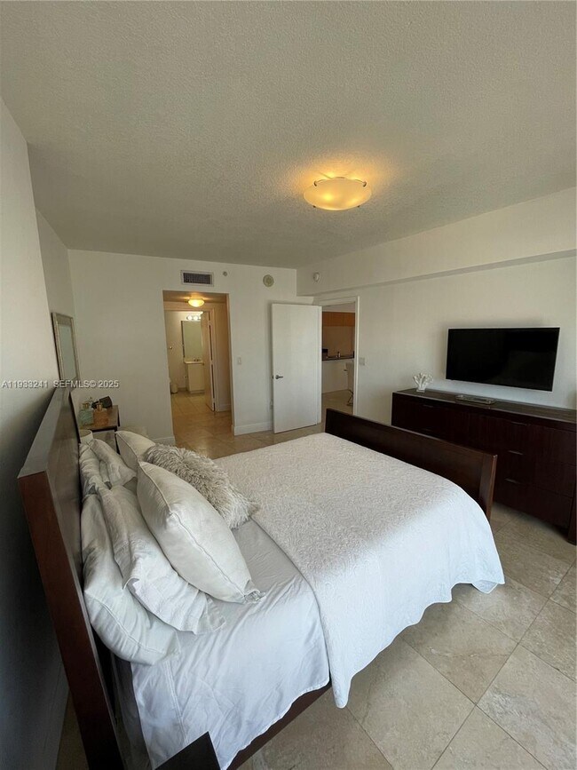 Building Photo - 1750 N Bayshore Dr