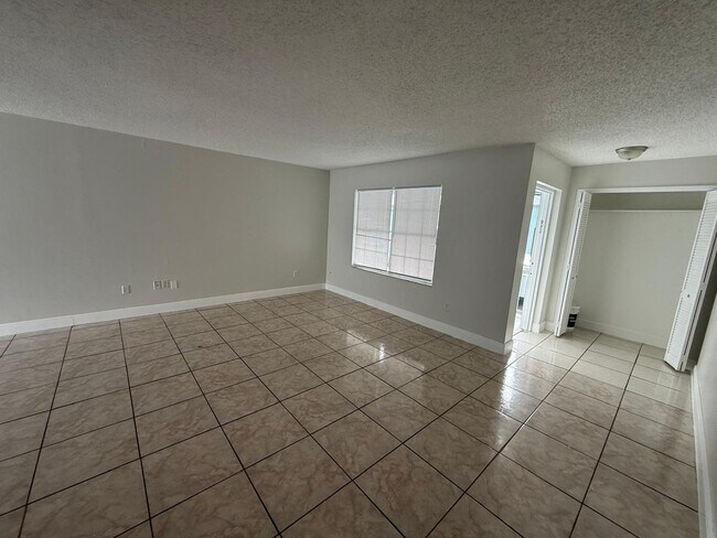Building Photo - Spacious 3-Bedroom, 2-Bath Home in Prime O...