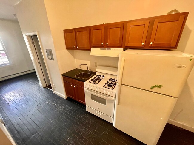 Primary Photo - 727-737 HALLET ST