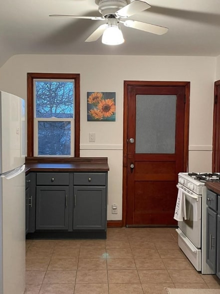 Building Photo - 25 Delos St W