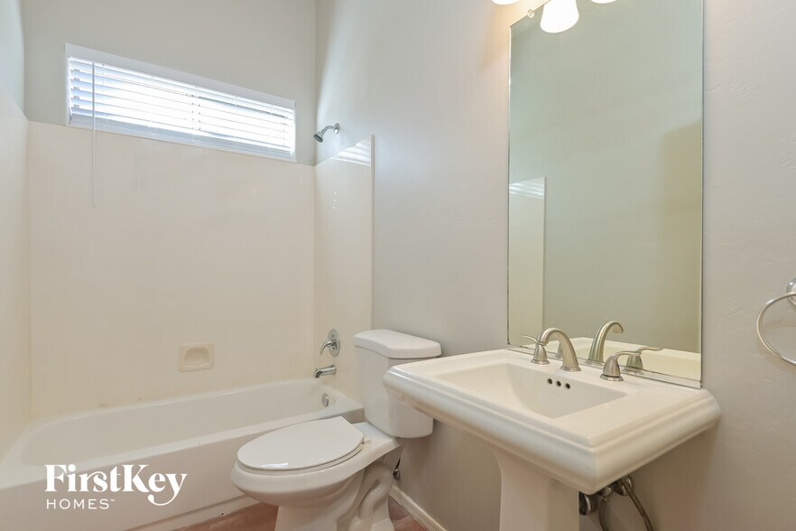 Building Photo - 8551 N Rolling River Dr