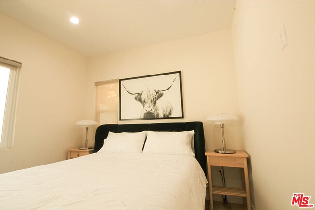 Building Photo - 9042 Phyllis Ave