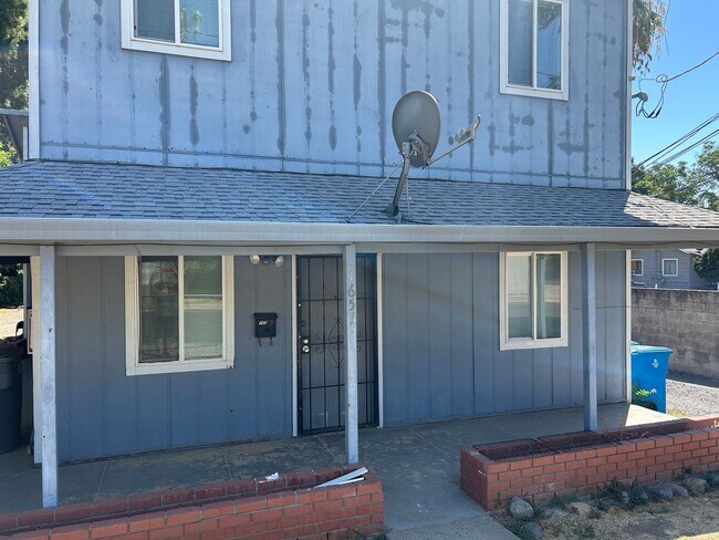 Building Photo - 1655 Oak St