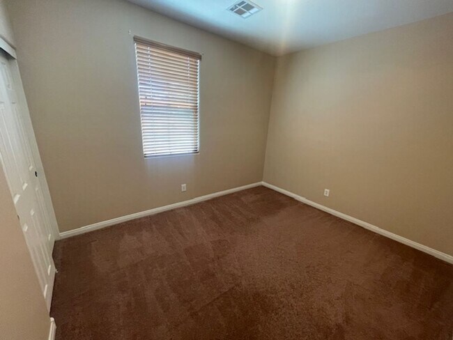 Building Photo - Upgraded 2 Bedroom Condo W/ 1 Car Garage N...