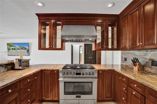 Building Photo - 3100 NE 56th Ct