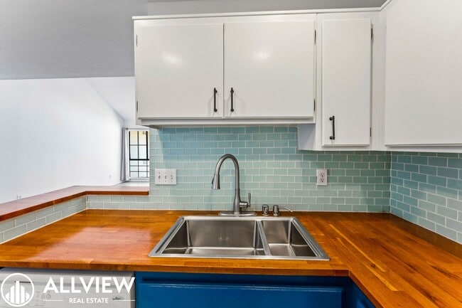 Building Photo - Updated 2 Bed, 1.5 Bath Condo in Gated Crosspointe Village