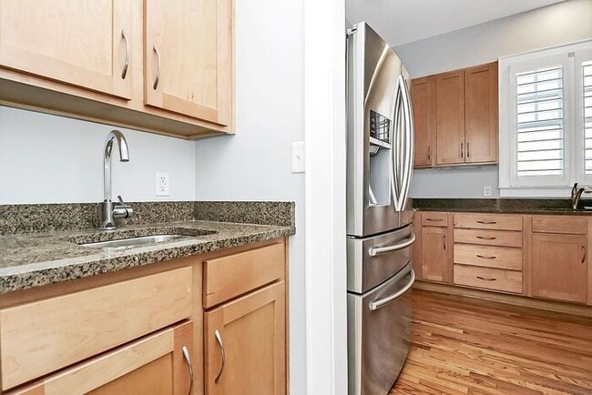 Building Photo - Beautiful 3BD/2.5BA Townhome
