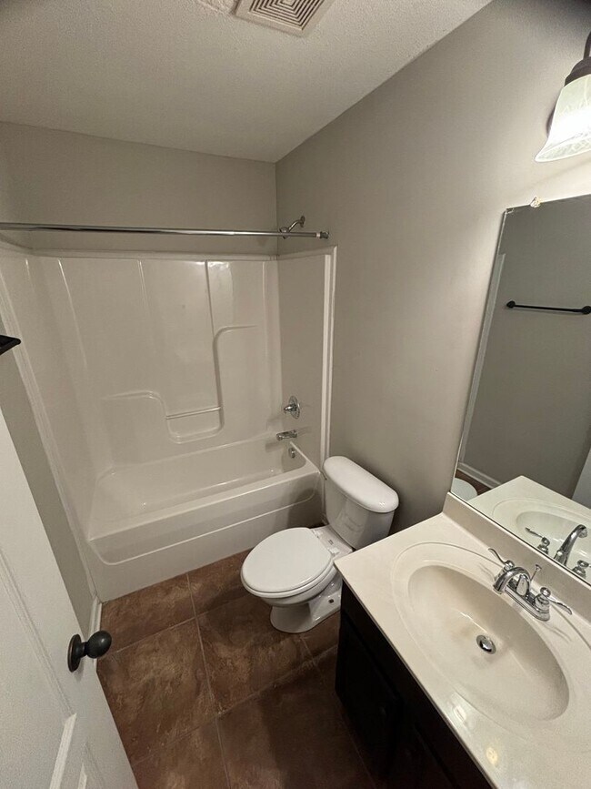 Building Photo - Townhome for rent near post!