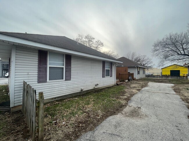 Primary Photo - 1716 N Ozark Ave