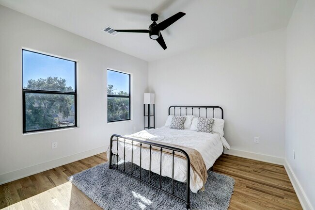 Building Photo - 4715 McKinney St