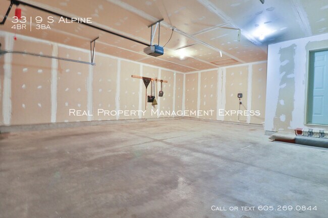 Building Photo - Perfect 4 bedroom 3 bathroom home 2200 sq ft!