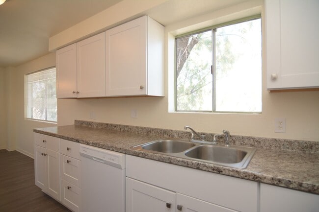 Building Photo - Remodeled 3 Bedroom 1 Bath Five-plex! Close to Downtown and the UofA!