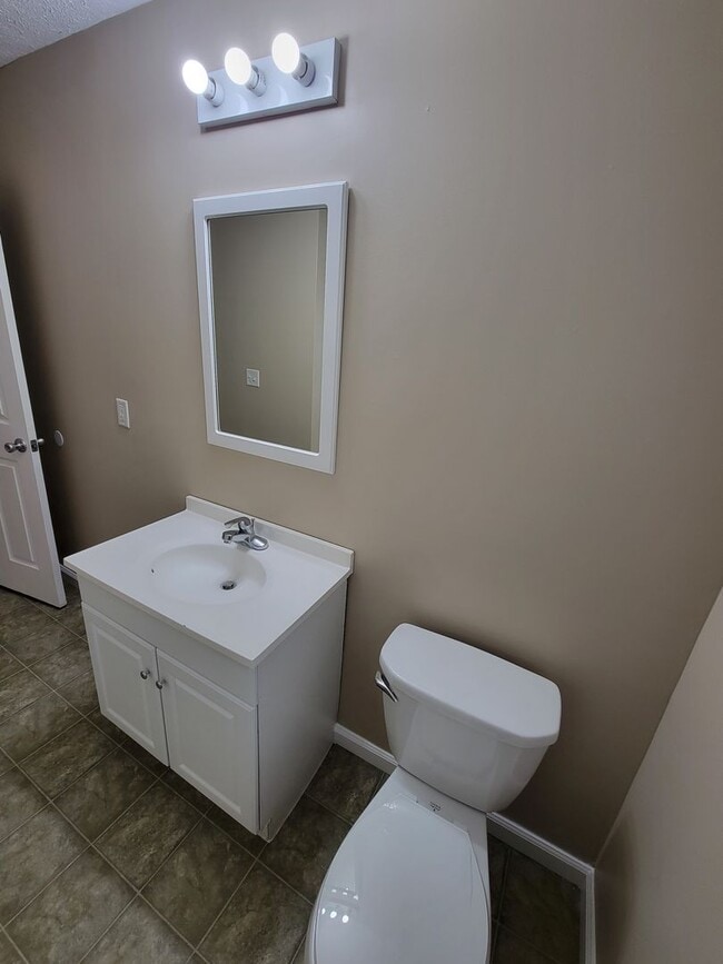 Building Photo - 3 bed, 2 bath. Close to ND
