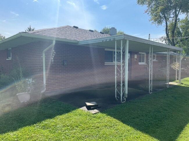 Building Photo - Beautifully renovated 3 bed/2 bath home