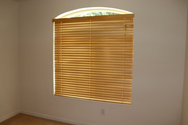 Building Photo - East Side 3 Bed 2 Bath Energy Efficient Pulte Home