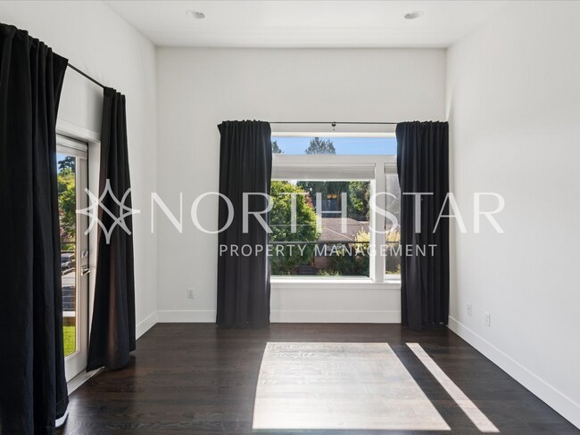 Building Photo - Contemporary Stunner in North East Portland
