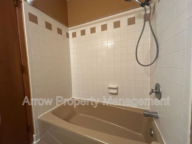 Building Photo - 208 E 5th St