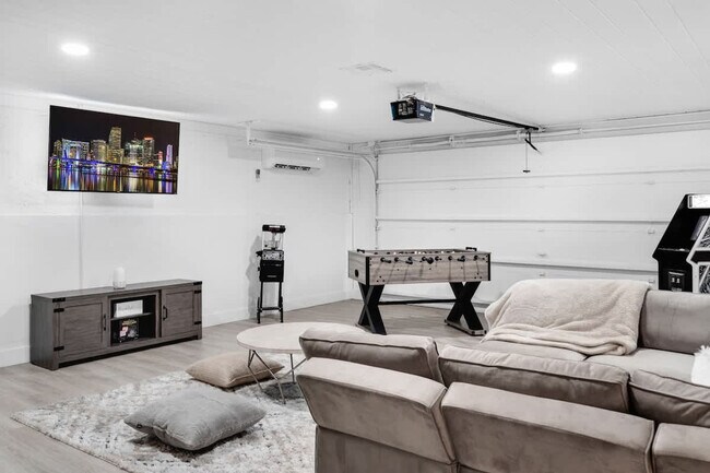 Building Photo - 704 NE 2nd St