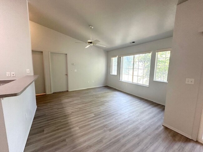 Building Photo - Fully renovated apartment in 2024 coming soon!