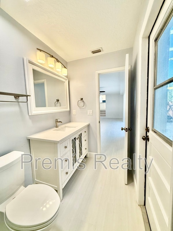 Building Photo - 957 Weathersfield Dr