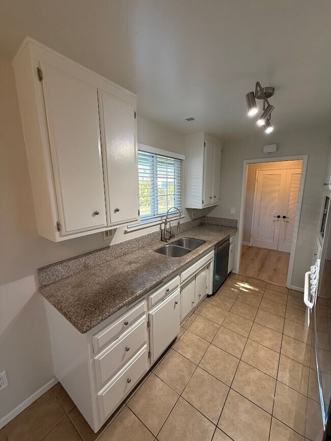 Building Photo - Beautiful 4 Bedroom, 2 Bathroom, Sylmar Home! Ready for Move-In!