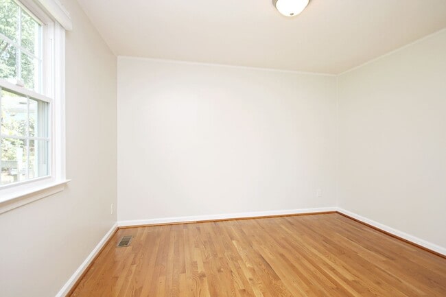 Building Photo - Updated One-Level Belmont Home Near IX Park