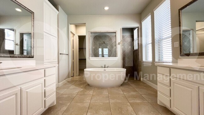 Building Photo - 7005 Golf Club Dr