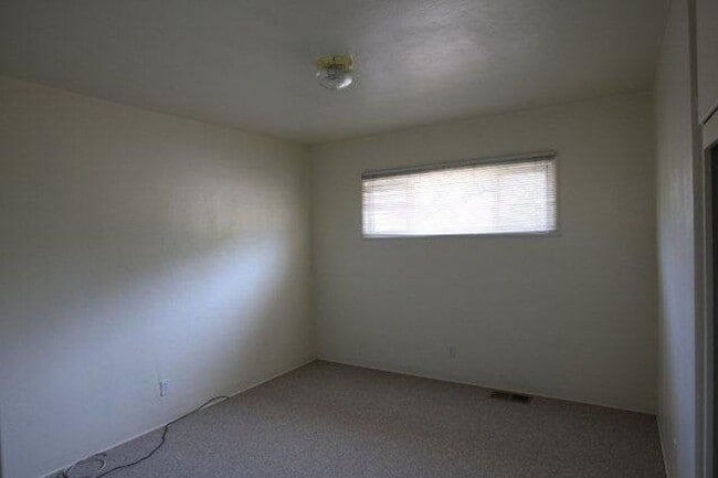 Building Photo - 4 Bedroom 2 Bathroom House in Quiet Neighborhood