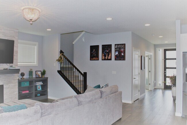 Building Photo - BEAUTIFUL 4+ BR, 2.5 BA - SPECIAL $500 OFF First Mo. Rent!!