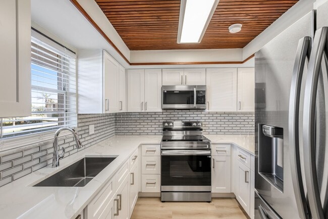 Building Photo - ** COUNTRY CLUB MANOR ** 2 BED / 2 BATH - CONDO - 55+ COMMUNITY - REMODELED - ANNUAL RENTAL