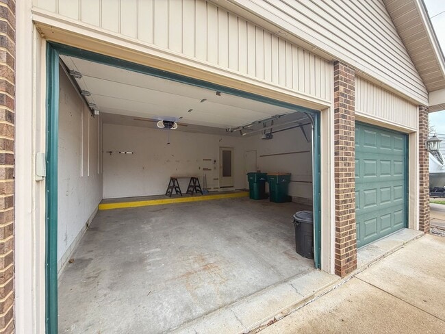Building Photo - Spacious Ranch