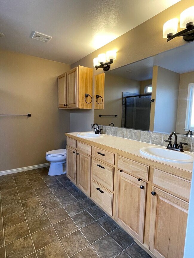 Building Photo - Beautiful 2 bed 2 bath home in the Woodbri...