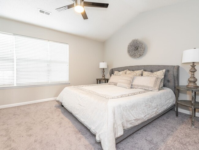 Building Photo - Super Townhouse with 2 MASTER BEDROOMS!