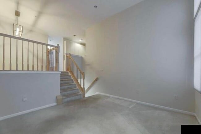 Building Photo - 320 Midland Ct